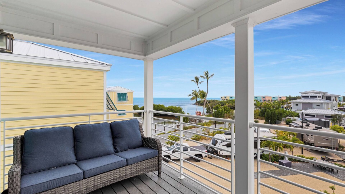 Plantation Key House | Lovely 2 bdrm home in a resort, have a coffee and watch the sunrise on the deck