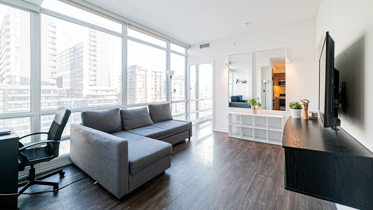 Downtown Toronto Apartment | Lovely 2 bed 2 bath condo (CN Tower view) +parking