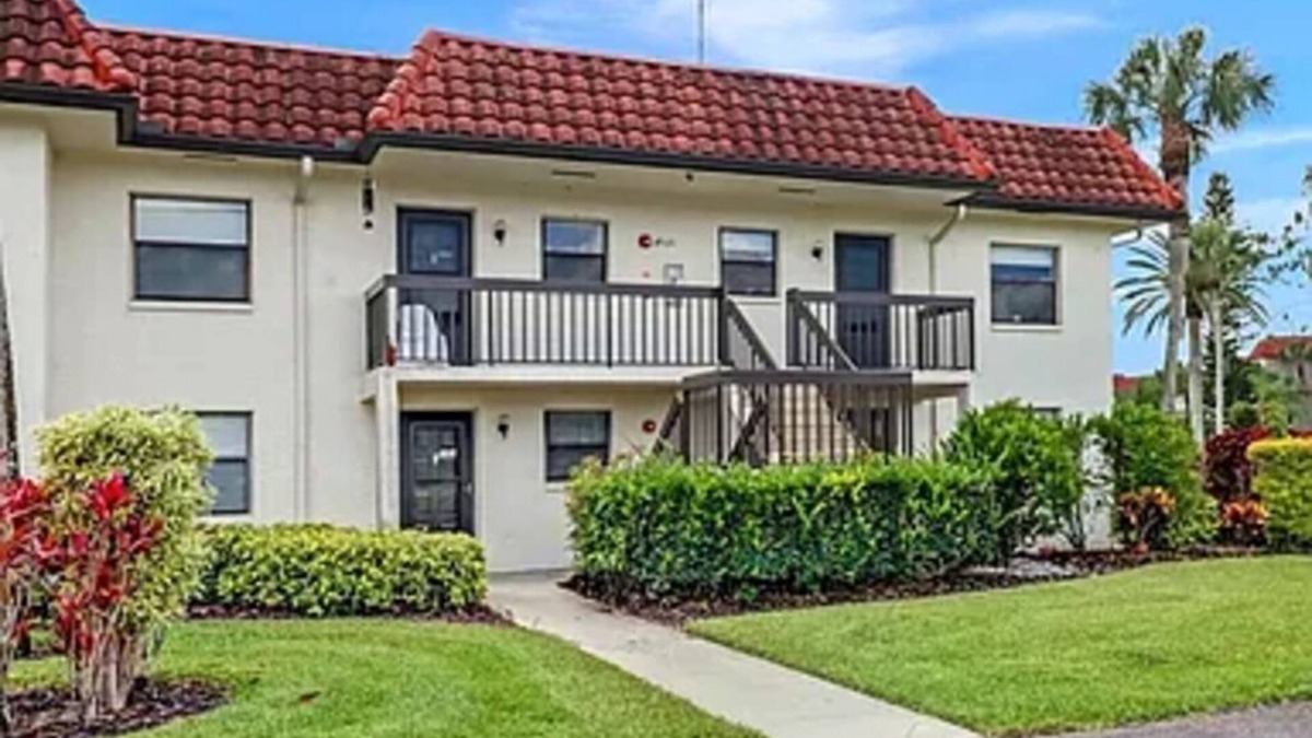 Golden Gate Condo | Lovely 2-bedroom 2-bathroom condo with AC in Naples