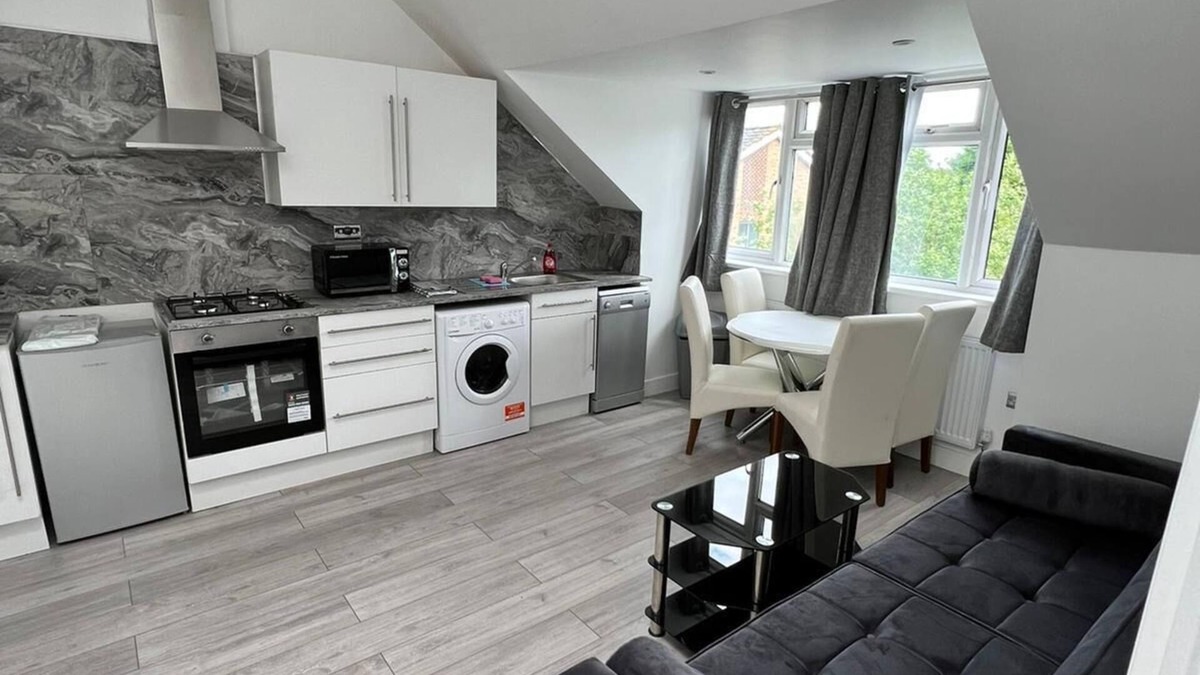 Brondesbury Apartment | Lovely 2 Bedroom Apartment with Roof Terrace