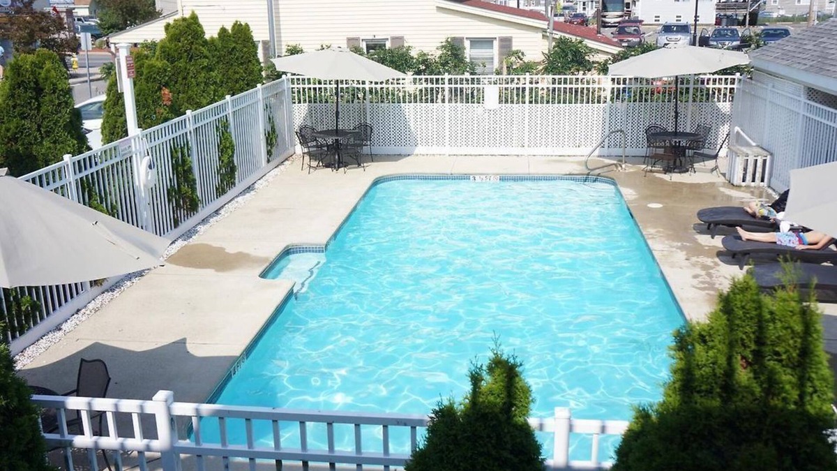 Hampton Apartment | lovely 2-bedroom apartment with pool 3