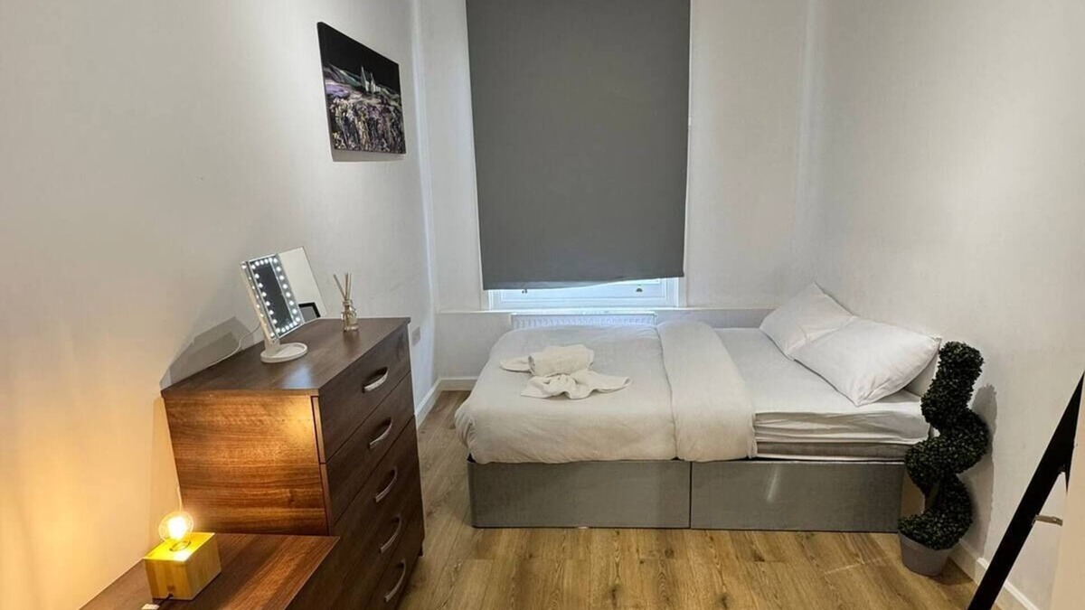 Somers Town Apartment | Lovely 2-bedroom apartment with AC in vibrant LondonHW1A