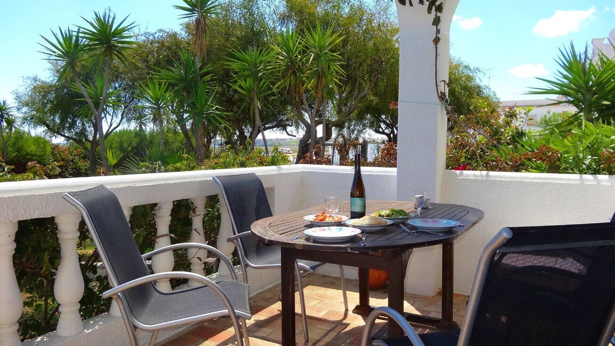 Meia Praia Villa | Lovely 2-bedroom apartment just a few metres from the beach