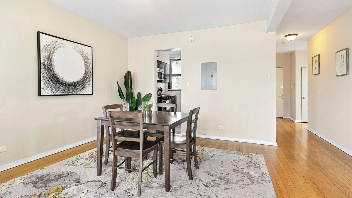 Skokie Apartment | Lovely 2-bedroom apartment with AC in Skokie