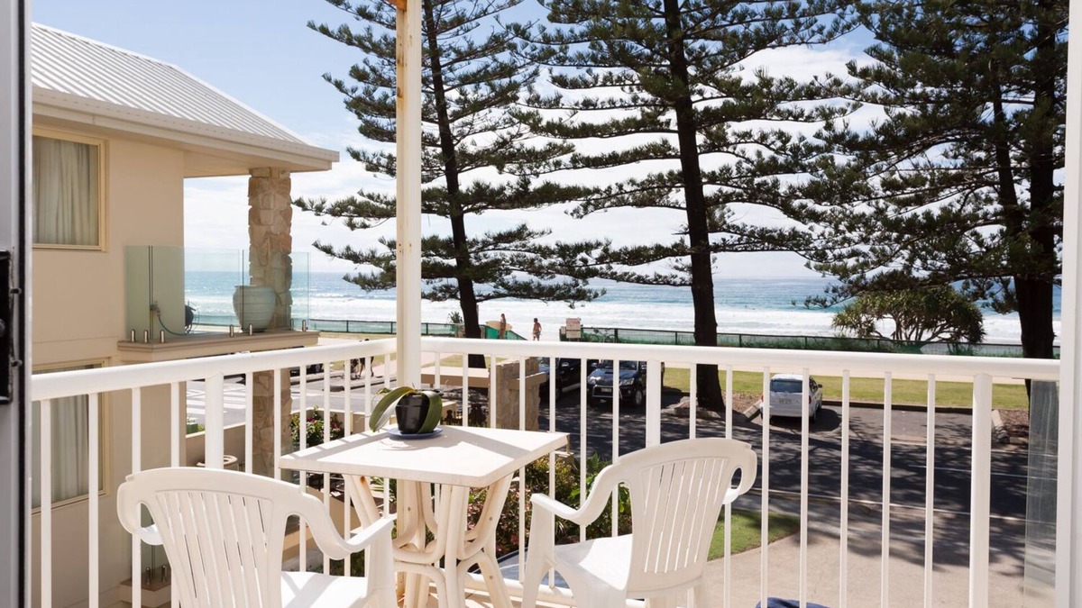 Miami Apartment | Lovely 2-bedroom beachfront unit with pool