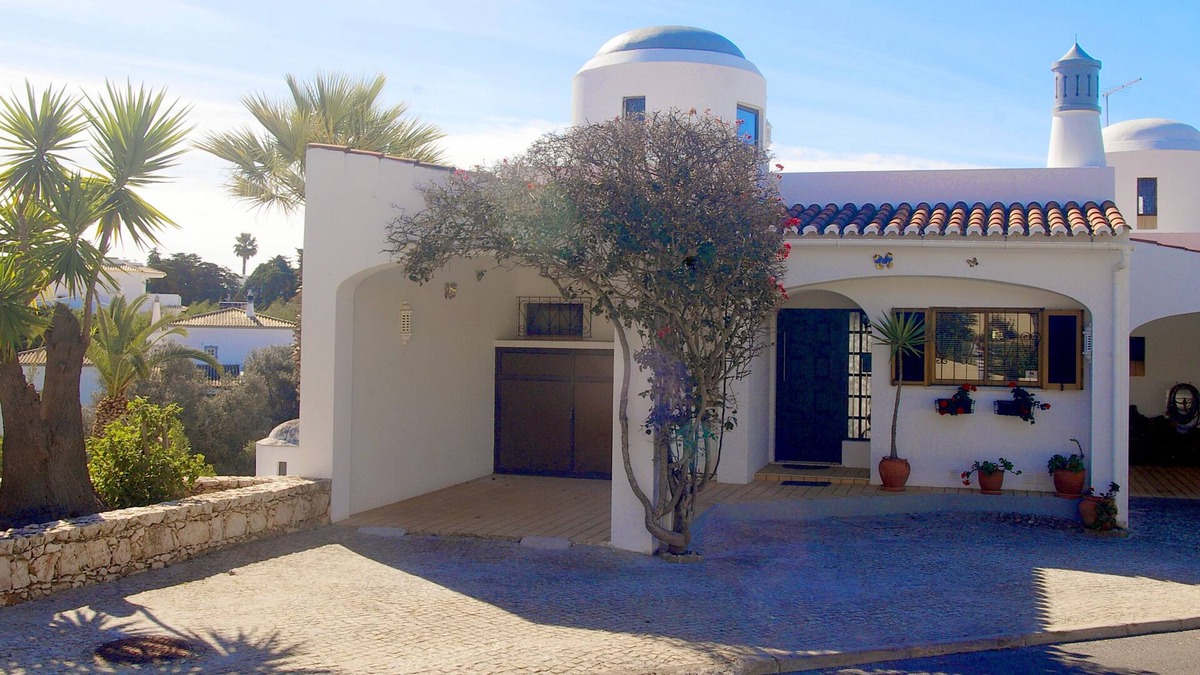 Areias Dos Moinhos House | Lovely 2 bedroom end townhouse in Carvoeiro