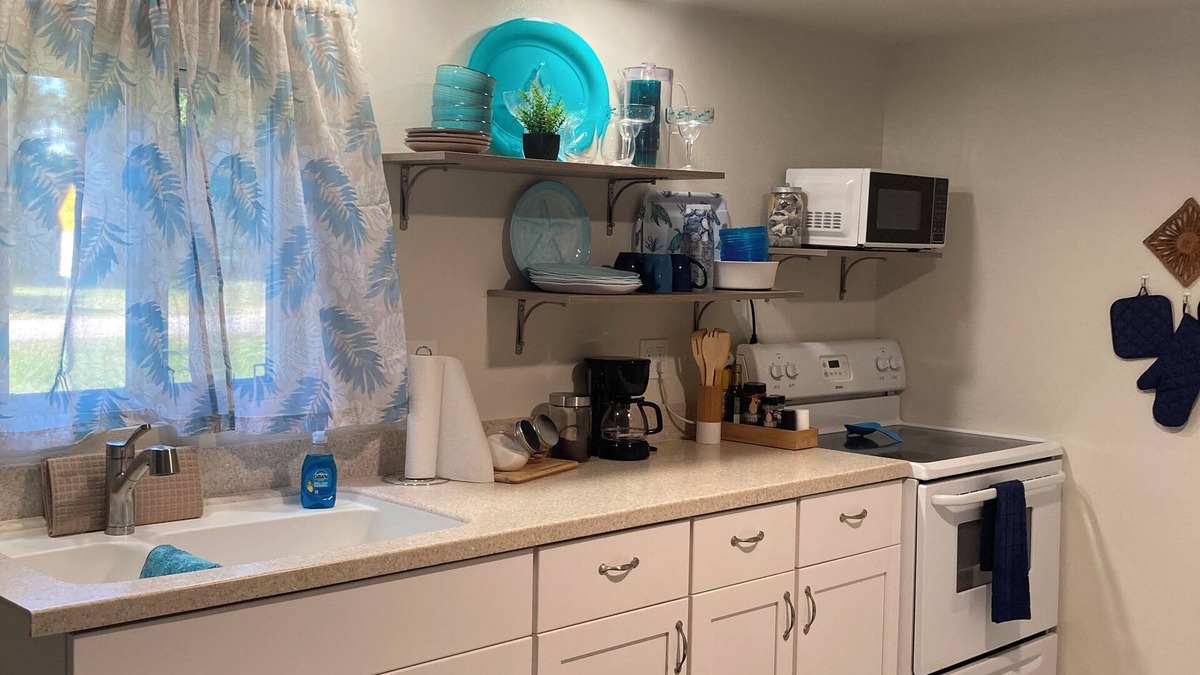 Taylor Creek House | Lovely 2-bedroom mobile home with AC in Okeechobee, on the canal near the locks.