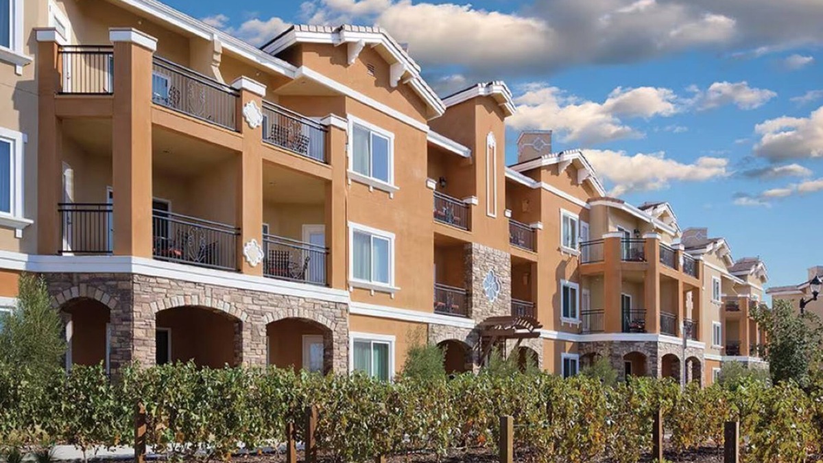 Napa Resort | Lovely 2-bedroom resort in Napa with WiFi, AC, fitness room and wine.