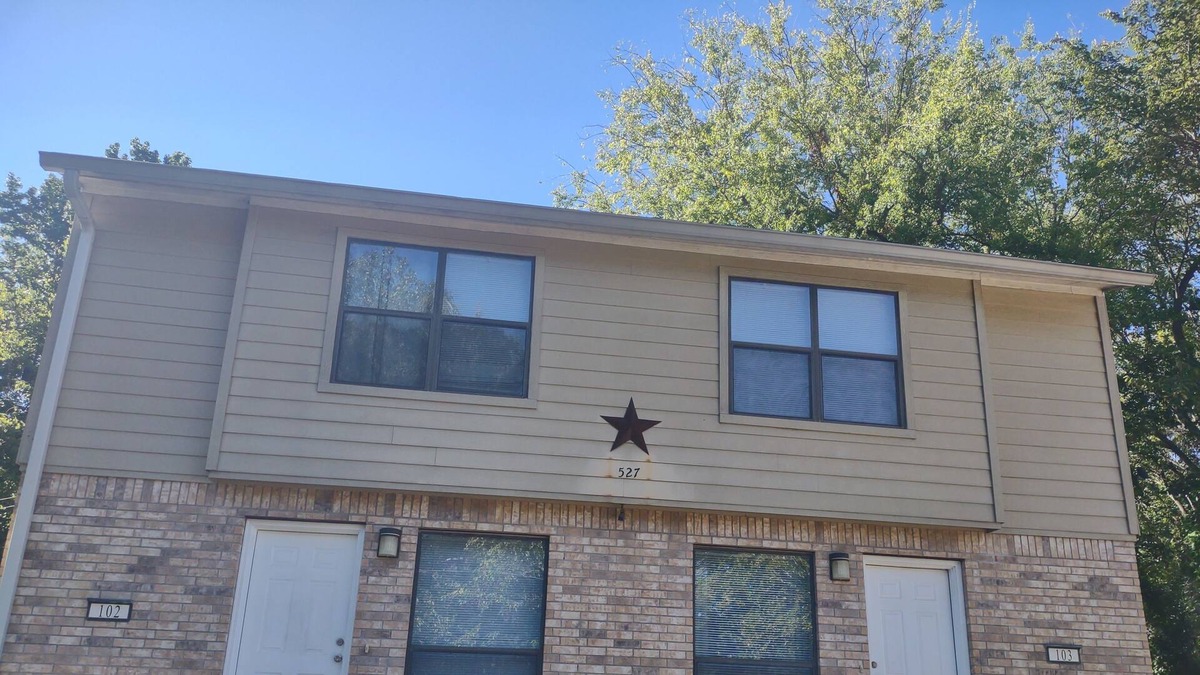 Longview House | Lovely 2 Bedroom Townhouse in ❤️ of Longview!