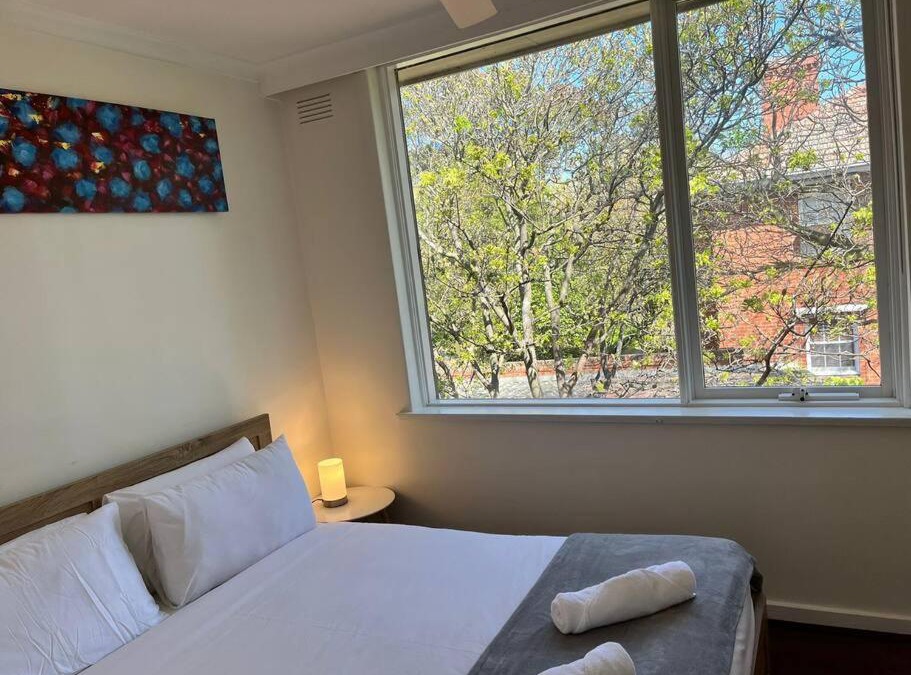 Toorak Apartment | Lovely 2 Bedroom Unit with HotTub,FreeWiFi Netflix