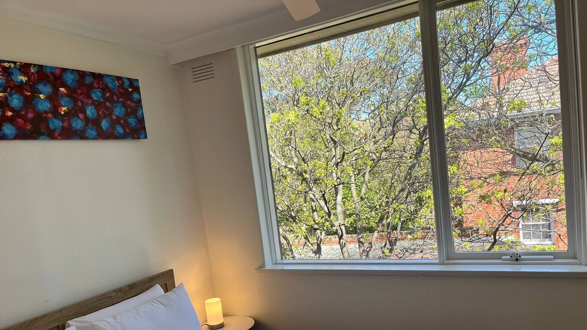 Toorak Apartment | Lovely 2 Bedroom Unit with HotTub,FreeWiFi Netflix
