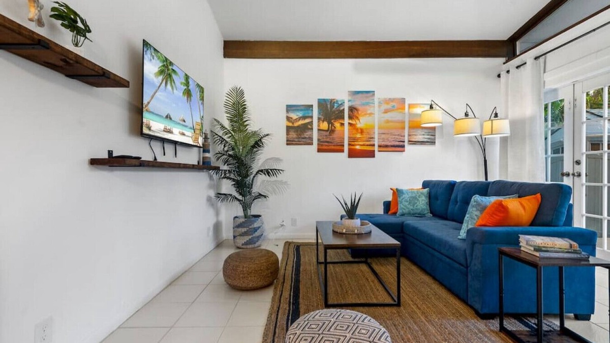 Poinsettia Heights Condo | Lovely 2 BR Condo w/Private yard - 7 Min from the Beach