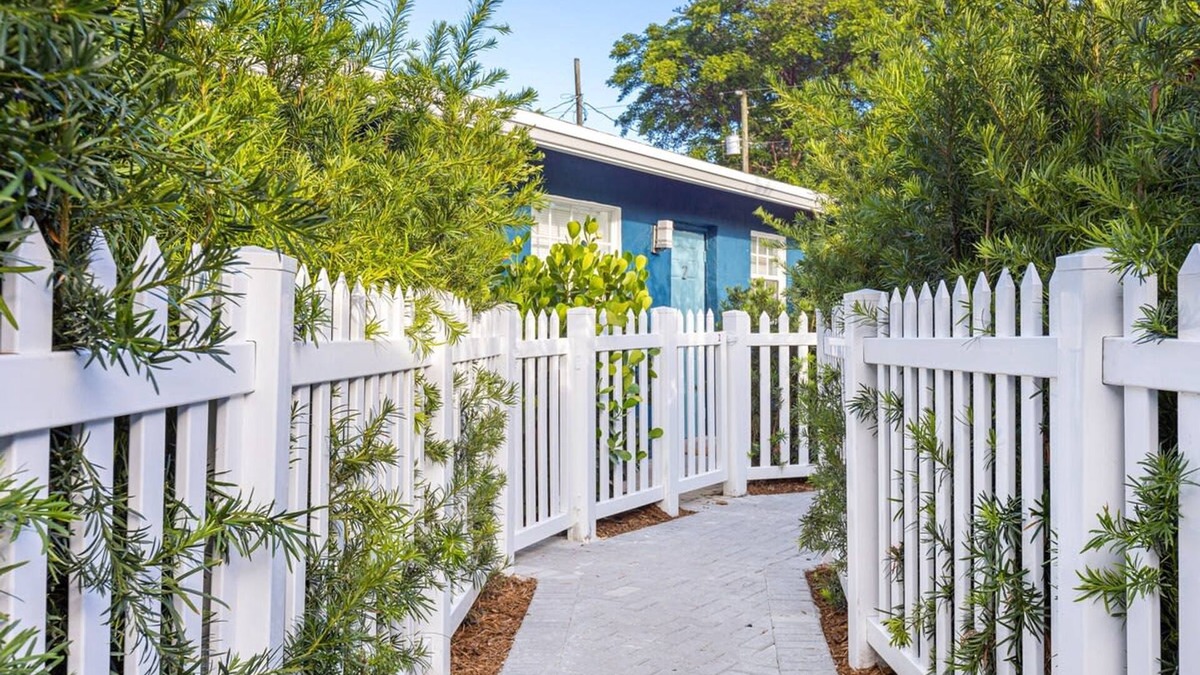 Sailboat Bend Apartment | Lovely 2 BR Condo With Free Parking on Premises