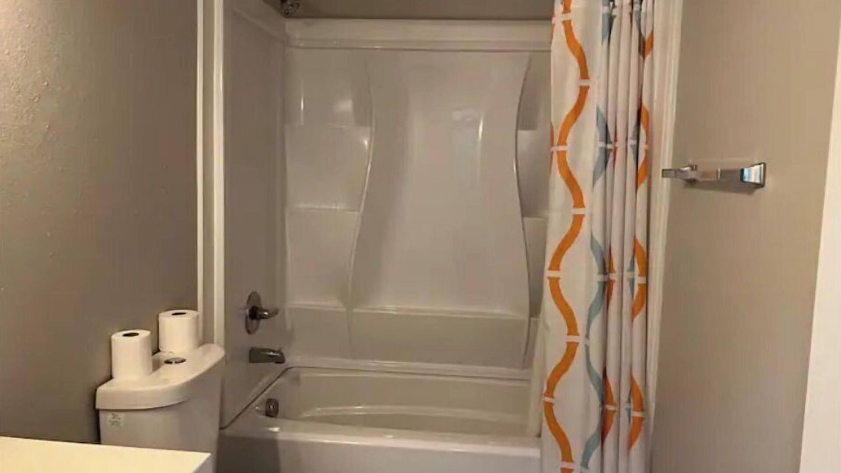 Lents House | Lovely 2BD newly furnished unit with fireplace.