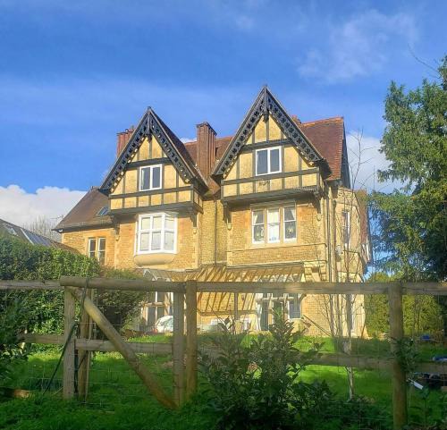 Reigate Apartment | Lovely 3 bed condo