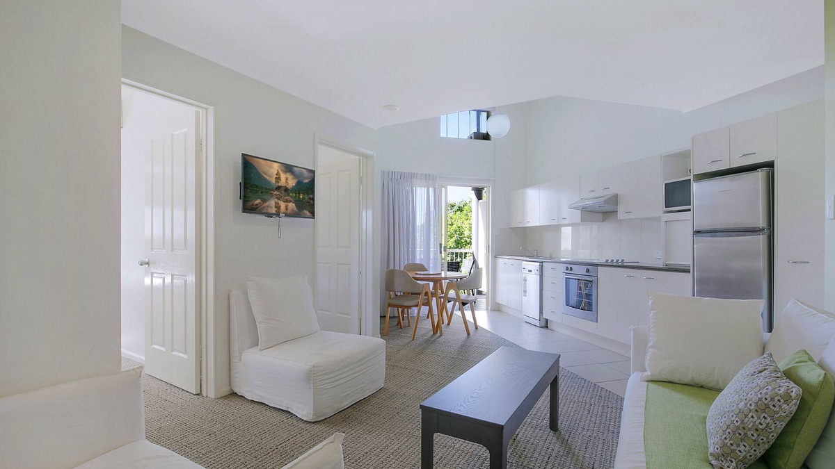 Kangaroo Point Apartment | Lovely 3 Bedroom, 2 Level Unit with Wi-fi & Pool close to Transport