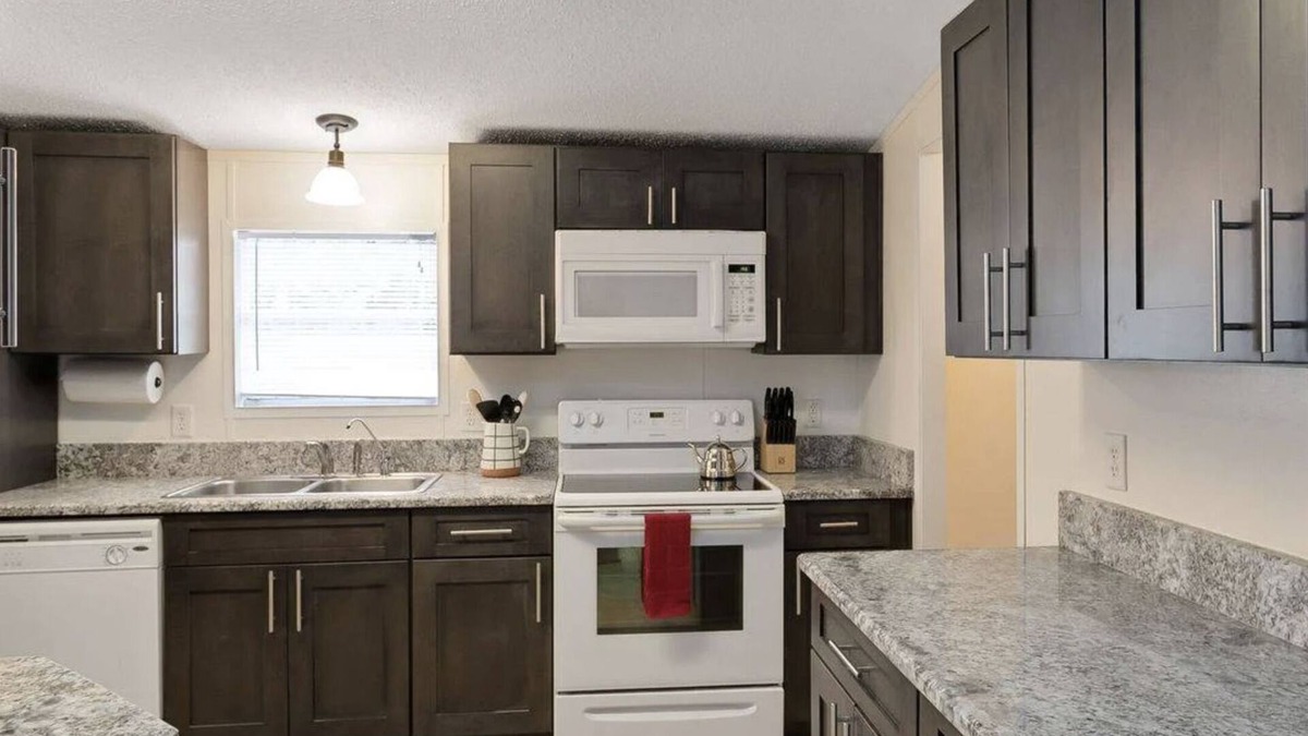 Fellowship Other | Lovely 3-bedroom farmhouse just 0.5 miles from WEC in tranquil Ocala location