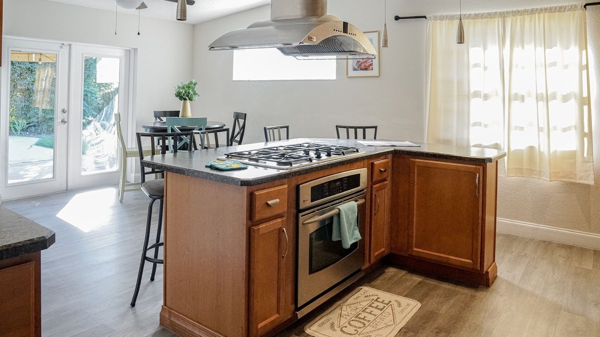 Conway House | Lovely 3 bedroom Home in Orlando Florida with beautiful full kitchen AC and WiFi