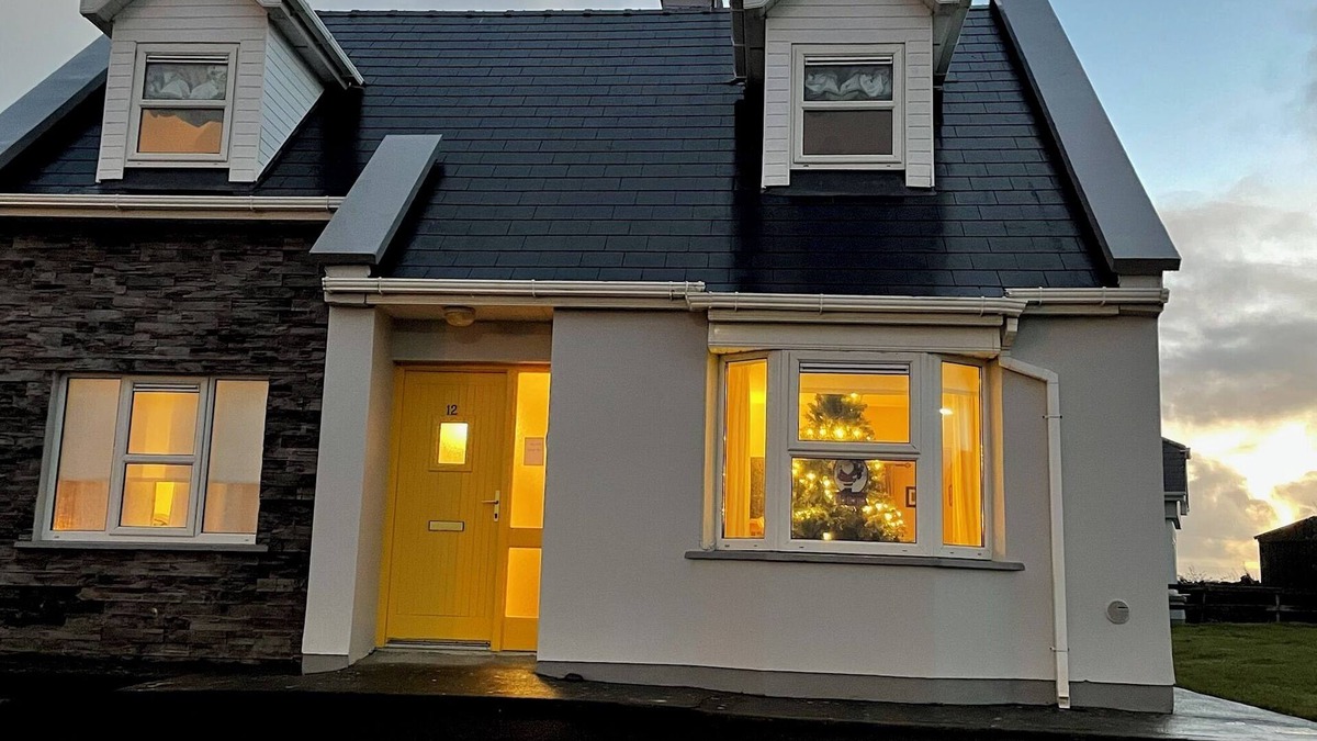 Liscannor House | Lovely 3-bedroom house with WiFi. Close to Cliffs of Moher and and Lahinch Golf.
