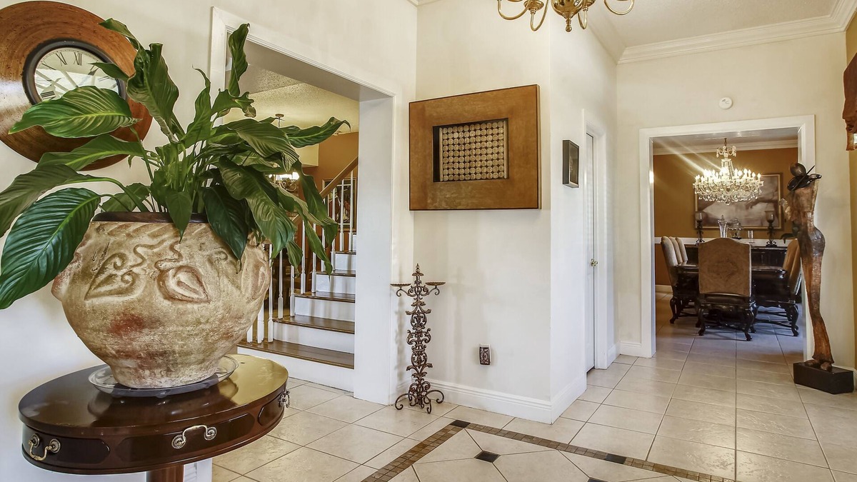 Read Boulevard East House | Lovely 3 BR home only 15mins from downtown NOLA/Permit #21-RSTR-19923 by RedAwning