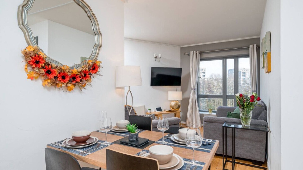 Peninsula Apartment | Lovely 3BD Flat, Parking, sleeps SIX close to O2