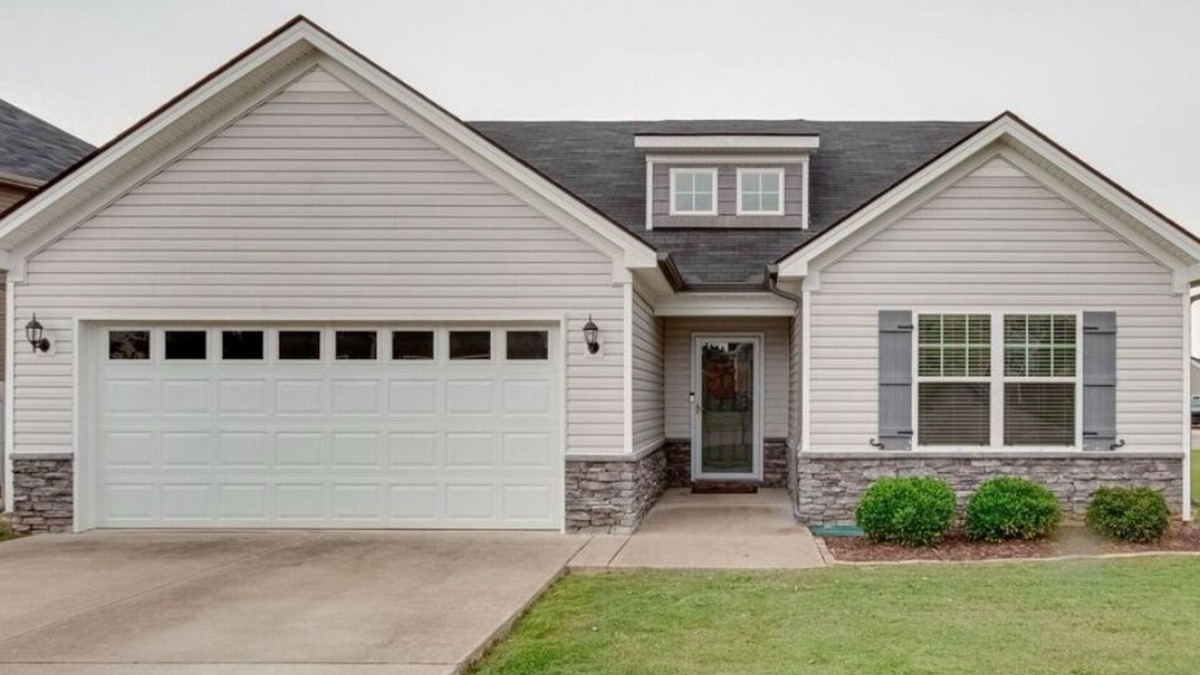 Kedron House | Lovely 3br 2bath cozy location near shopping and dining! 40 mins from Nashville!