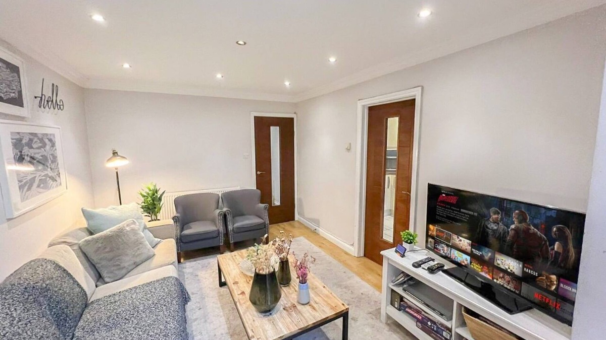 Brondesbury Apartment | Lovely 4-BedRm Kilburn Flat w/Garden & Parking near Hampstead Heath, Abbey Road
