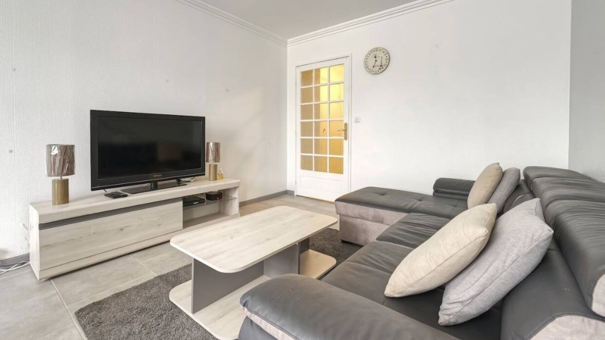 Quartier Sapins-Chatelet-Lombardie Apartment | Lovely 4 bedroom apartment with free parking