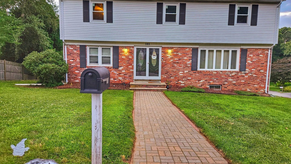 Warwick House | Lovely 4-bedroom colonial house with WiFi and A/C in Warwick