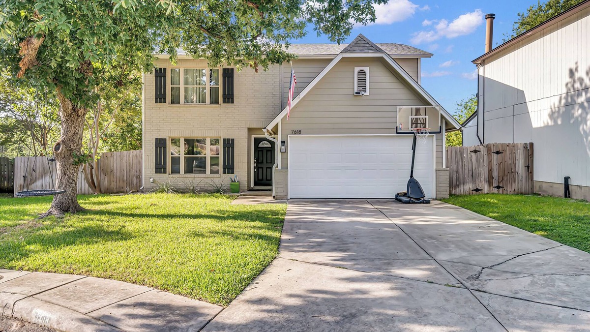 Parkwood House | Lovely 4-bedroom house with a pool in San Antonio