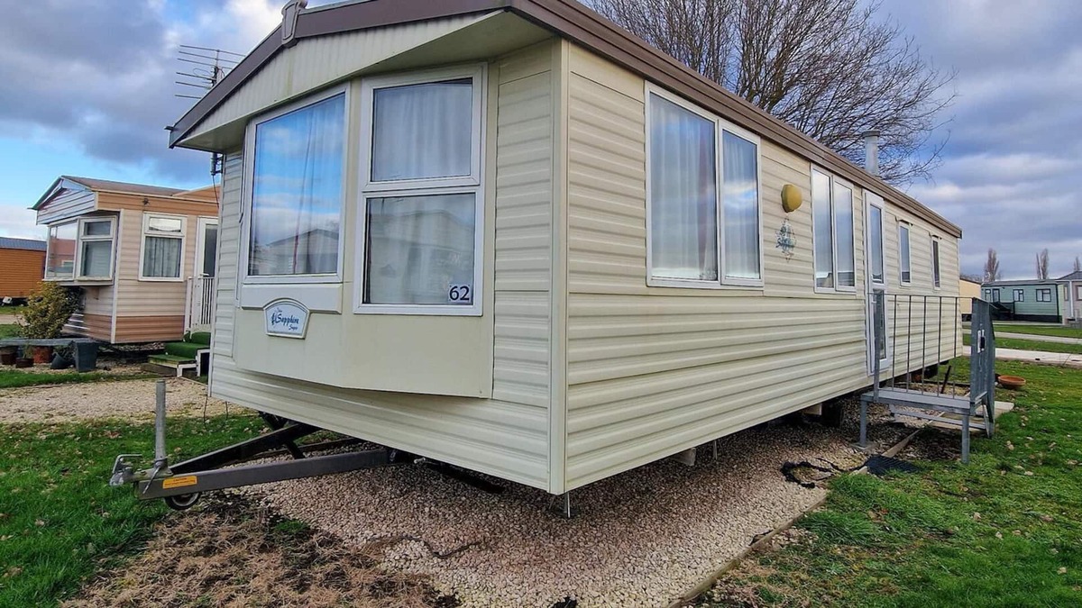 Rampton House | Lovely 4 berth caravan at Manor House Holiday Park ref 86062MH