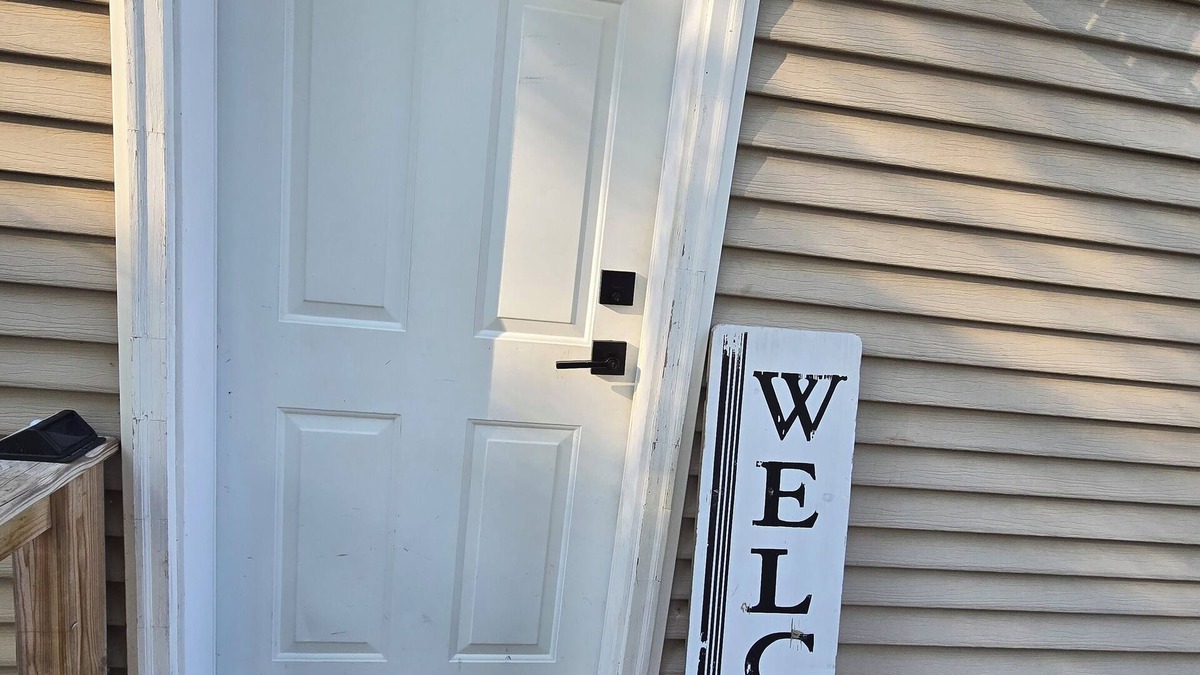 Williamsburg House | Lovely 5 bd/den, 9 beds, 3 bath, 2 livingrooms, kitchen/Kitchenette, and hot tub