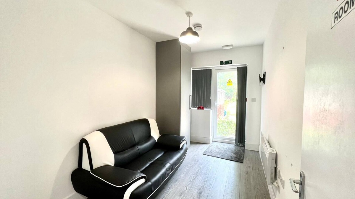 London Borough of Ealing House | Lovely 5 Bed House + Parking+ Wifi +Close Heathrow