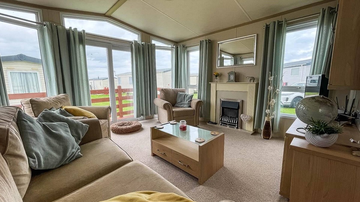 Pakefield House | Lovely 6 berth caravan with decking, WiFi and onsite beach access ref 68004CL