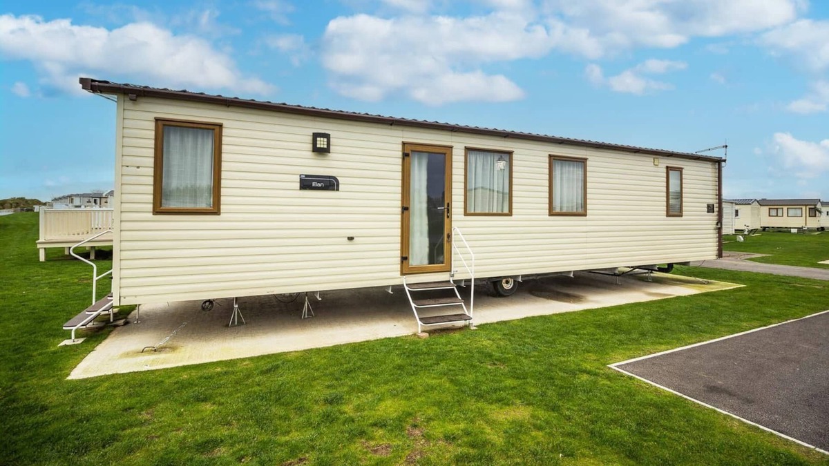 Tunstall House | Lovely 6 berth caravan at Sand Le Mere Holiday Park in Yorkshire ref 71029TV