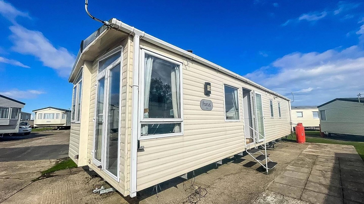 Winestead House | Lovely 6 berth caravan with free WiFi at Sand Le Mere, Yorkshire ref 71011C
