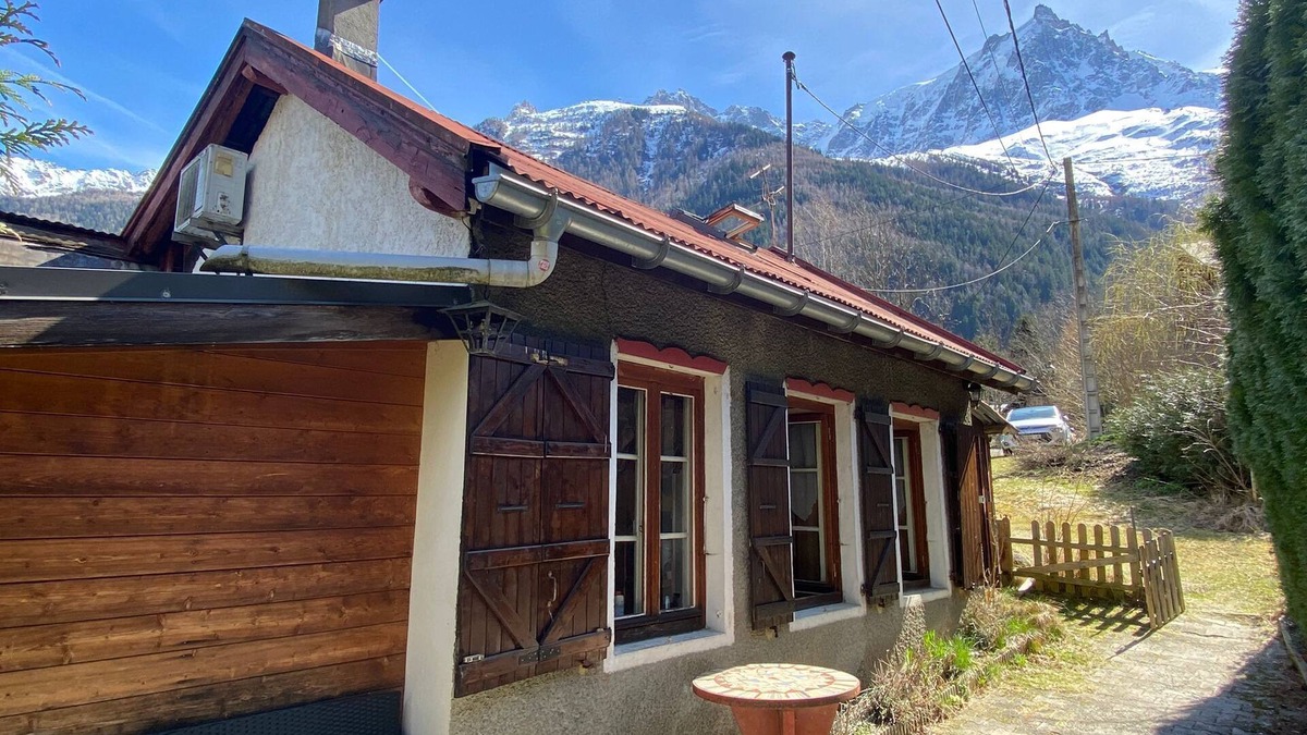 Chamonix-Mont-Blanc Ski Chalet | LOVELY AND TIPICAL MOUNTAIN CHALET IN FRONT OF MOUNT BLANC, 800 ME FROM CENTER