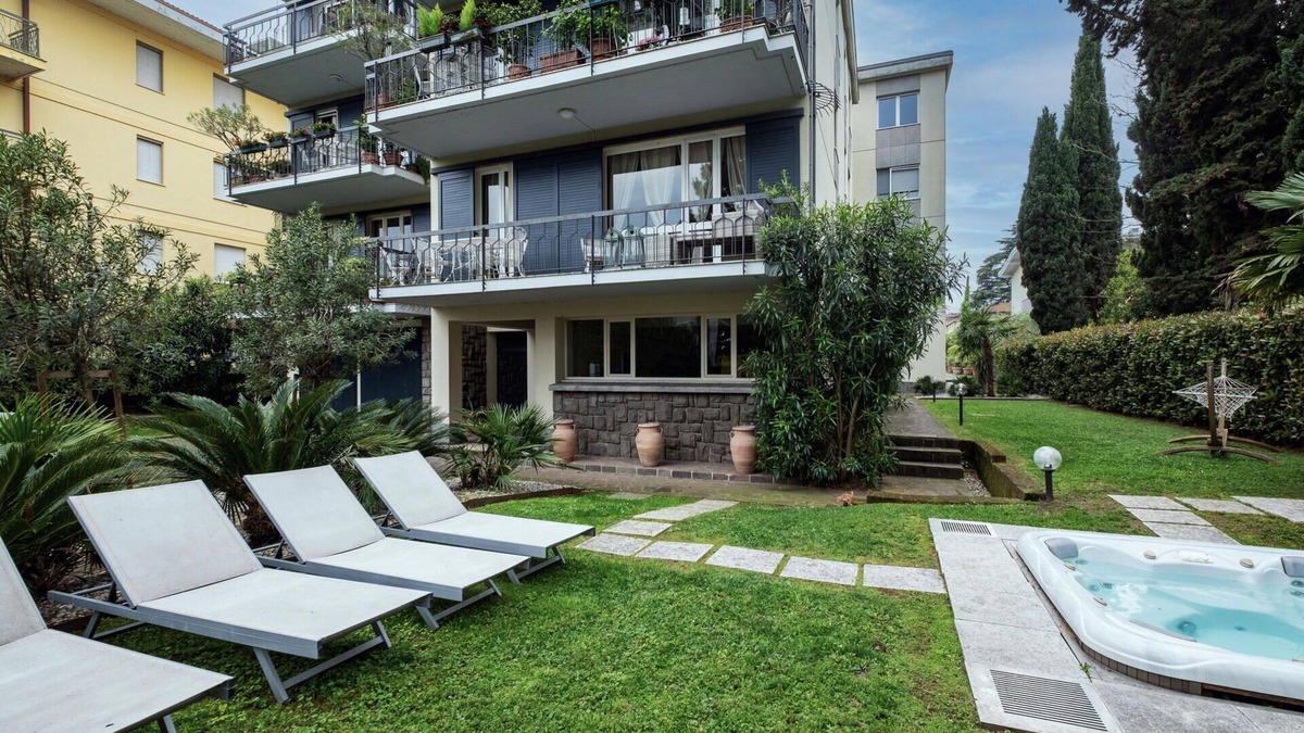 Desenzano del Garda Apartment | Lovely apartment for 6 guests with hot tub, sauna, A/C, WIFI, TV and terrace, close to Sirmione