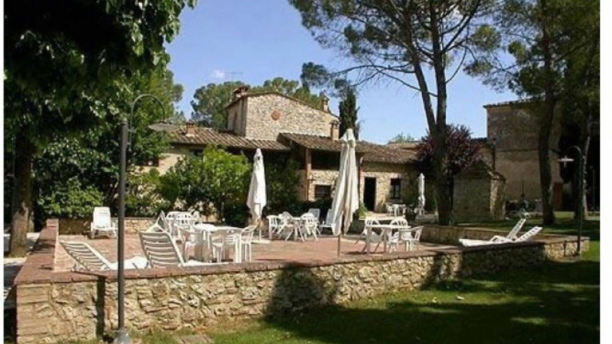 Colle di Val d'Elsa House | Lovely apartment in villa for 4 guests with pool, TV, patio and pets allowed