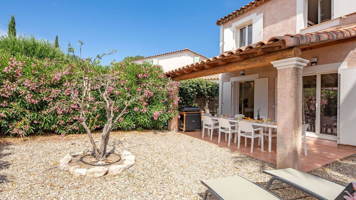 La Rouviere Apartment | Lovely apartment for 8 people with pool, A/C, WIFI, TV, patio and parking