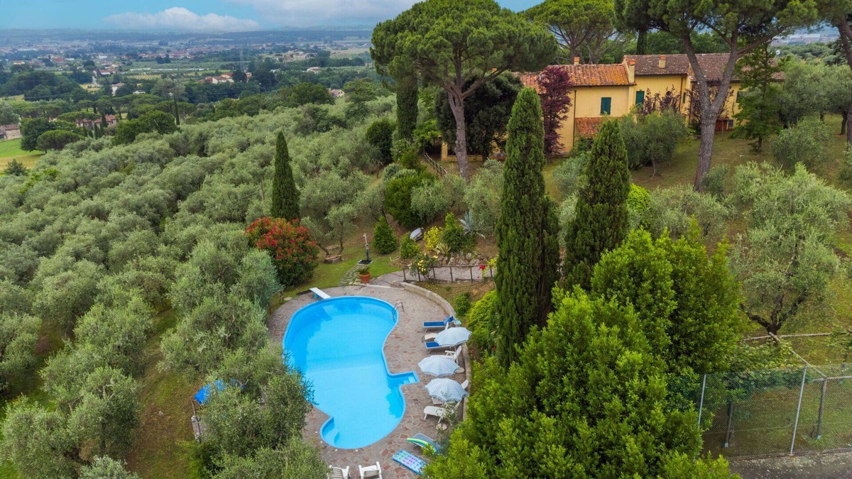 Monsummano Terme Villa | Lovely apartment in villa for 6 guests with WIFI, private pool, TV, patio and pets allowed