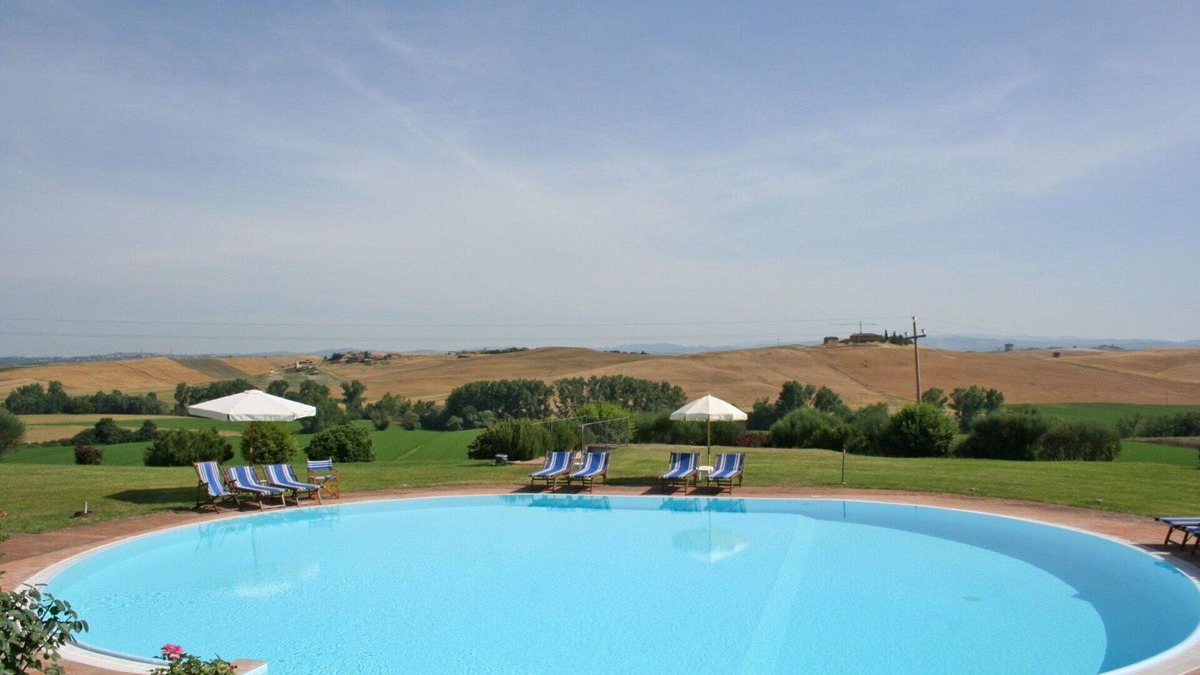 Monteroni d'Arbia Apartment | Lovely apartment for 2 guests with pool, WIFI and panoramic view, close to Siena