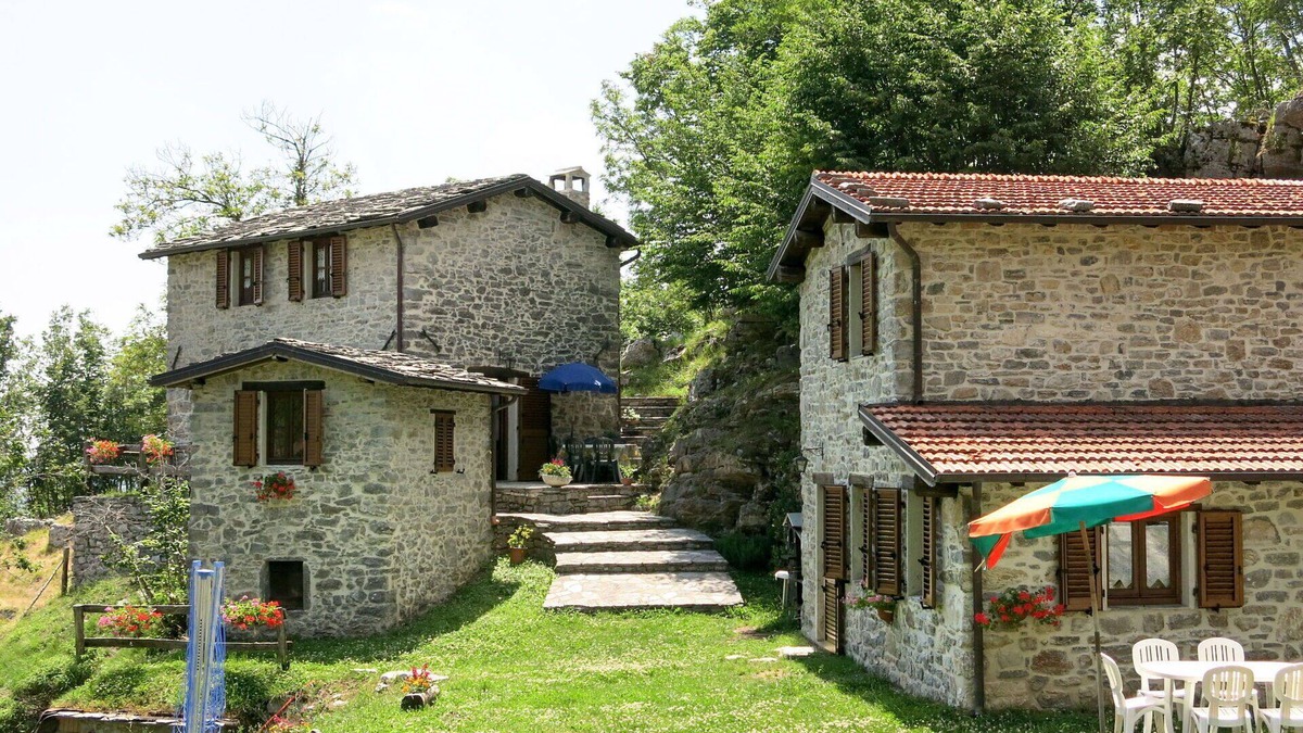 Fabbriche di Vallico Villa | Lovely apartment in villa for 12 people with private pool, WIFI, TV, patio and pets allowed