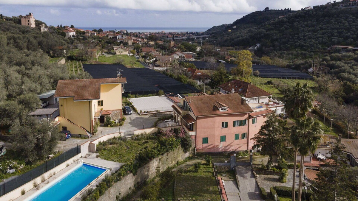 Diano Castello Apartment | Lovely apartment for 4 people with WIFI, pool, TV, terrace and pets allowed