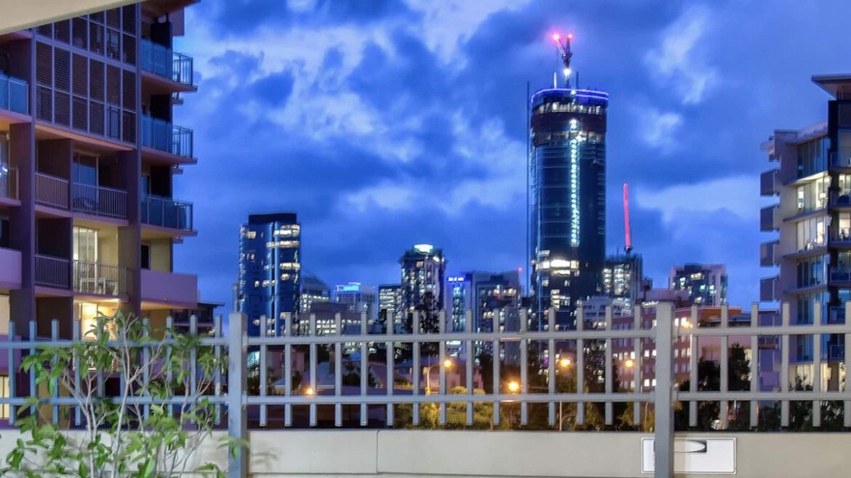 Kangaroo Point Apartment | Lovely apartment in the heart of Kangaroo Point with gym access!