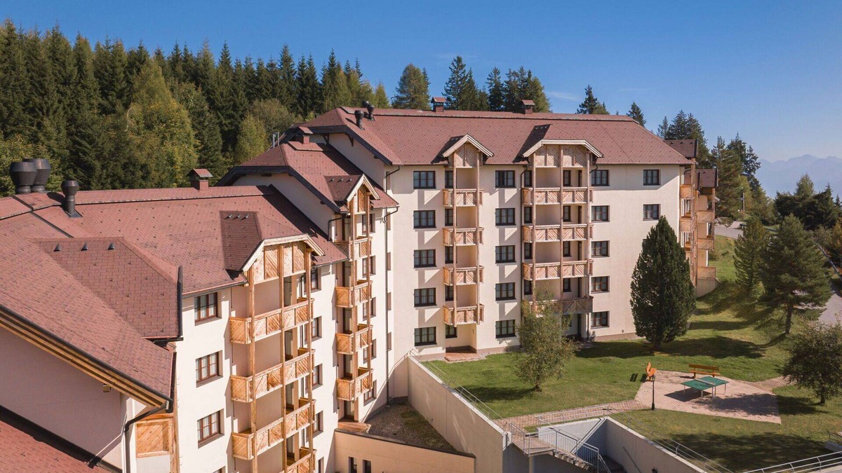Treffen Apartment | Lovely apartment for 4 guests with private pool, WIFI, TV, balcony and parking