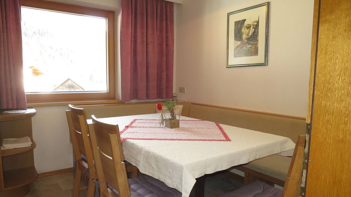 Sankt Anton am Arlberg Apartment | Lovely apartment for 7 people with WIFI, TV, balcony, pets allowed and parking