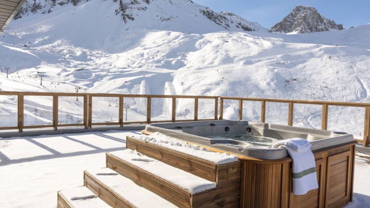 Val Claret Apartment | Lovely apartment for 4 guests with WIFI, pool, TV and pets allowed