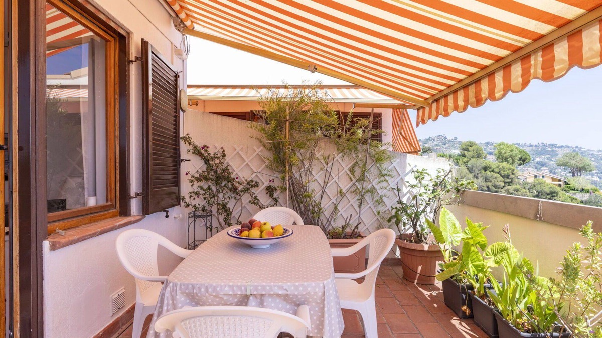 Ospedaletti Apartment | Lovely apartment for 4 guests with A/C, pool, WIFI, terrace and pets allowed