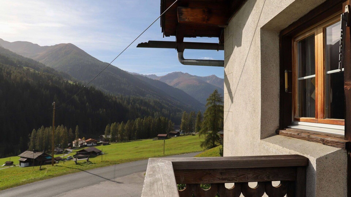 Frauenkirch Apartment | Lovely apartment for 3 people with WIFI, TV, terrace and panoramic view